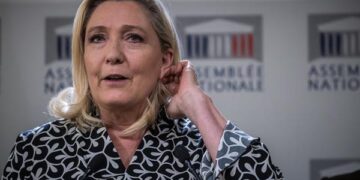 La líder ultraderechista francesa, Marine Le Pen, presentó una moción contra el gobierno a causa del debate sobre la reforma de pensiones (Foto: EFE)
