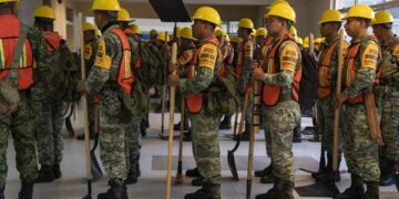 Miembros del Ejército Mexicano se preparan para apoyar con los trabajos para apagar los incendios que afectan al centro-sur del país en Concepción, Chile (Foto: EFE)