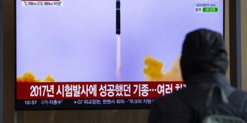 Un hombre viendo la televisión en Seúl, capital de Corea del Sur, durante el noticiero en que se informó del lanzamiento el sábado por Corea del Norte de un nuevo misil balístico que cayó en el mar de Japón (Foto: EFE)