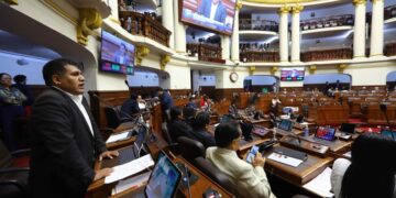 Fotografía cedida por el Congreso de Perú que muestra otra sesión del pleno que debate un proyecto de ley para adelantar elecciones generales, en Lima (Perú). EFE/ Congreso del Perú
