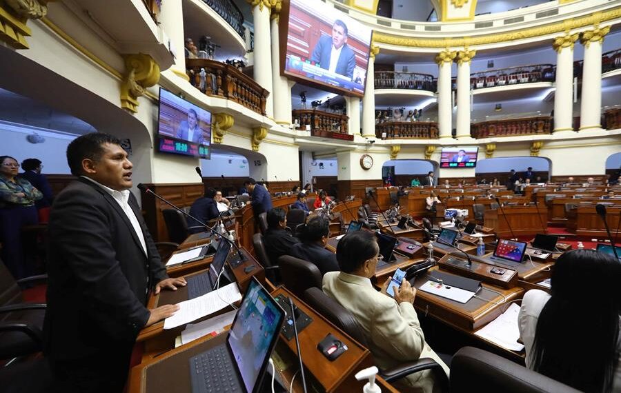 Fotografía cedida por el Congreso de Perú que muestra otra sesión del pleno que debate un proyecto de ley para adelantar elecciones generales, en Lima (Perú). EFE/ Congreso del Perú