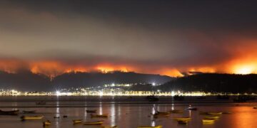 Fotografía de archivo de un incendio forestal en sector Dichato de la comuna de Tomé, Región del Biobío, Chile (Foto: EFE)