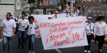 Trabajadores de la subsidiaria de la canadiense First Quantum Minerals (FQM) protestaron en la Ciudad de Panamá (Foto: EFE)