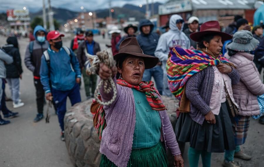Pobladores bloquean vías hoy, en Sicuani-Canchis, provincia de Cusco (Perú), en una fotografía de archivo. EFE/ Aldair Mejía