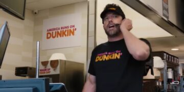 Ben Affleck aparece como un empleado de la cadena Dunkin’ Donuts en un comercial para el Super Bowl