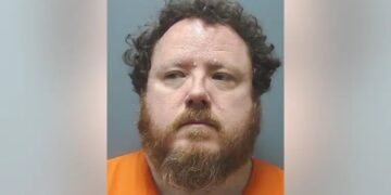 Ryan Parker McKendrick fue condenado tras declararse culpable de agredir sexualmente a alumnos de la escuela donde trabajaba (Foto: Cherokee County Sheriff's Office)