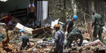 Miembros del ejército brasileño, bomberos y de la Defensa Civil trabajan en el rescate de los cuerpos de las víctimas de un deslizamiento de tierra debido a lluvias torrenciales (Foto: EFE)