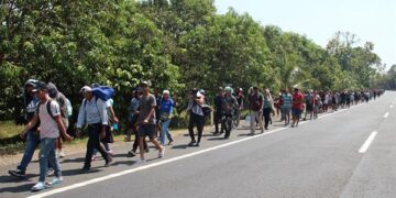 Migrantes en caravana caminan rumbo al norte desde la ciudad de Tapachula, en Chiapas, México (Foto: EFE)