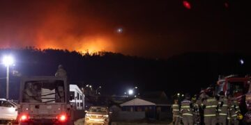 Bomberos se preparan para combatir el incendio forestal en sector Dichato de la comuna de Tomé, Región del Biobío, Chile (Foto: EFE)