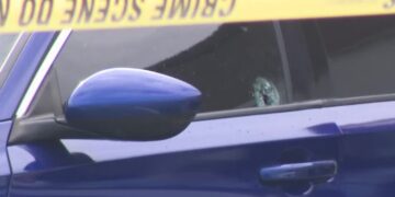 En la ventana se ve el agujero por donde habría ingresado la bala que mató a la víctima (Foto: FOX 5 Atlanta)