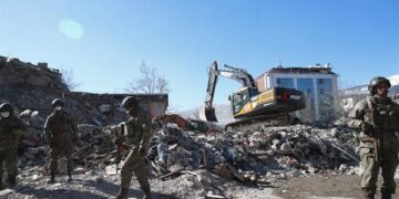 Pese a ya haber pasado una semana, los rescatistas siguen encontrando personas vivas bajo los escombros (Foto: EFE)