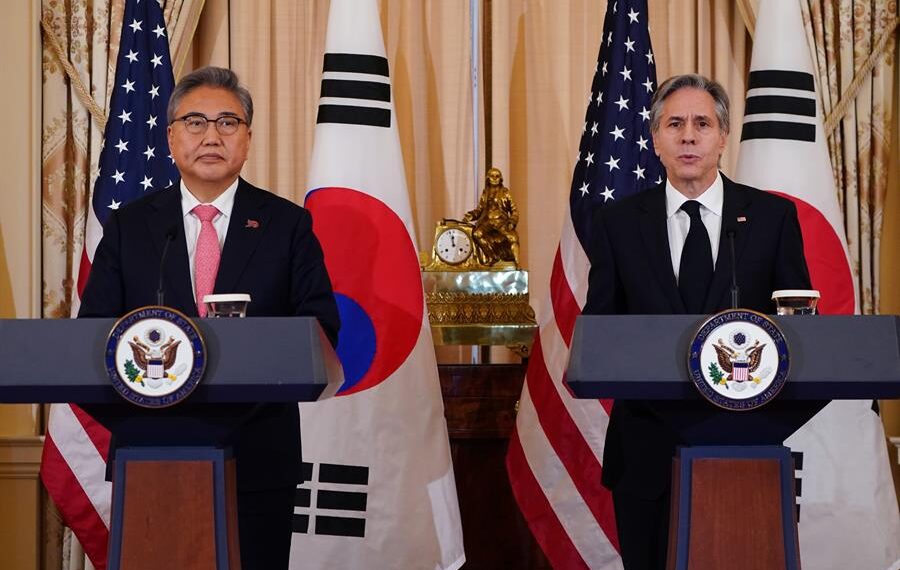 El ministro de Exteriores de Corea del Sur, Park Jin (i), junto al secretario de Estado de Estados Unidos, Antony Blinken (d), durante una conferencia de prensa en el Departamento de Estado, en Washington, este 3 de febrero de 2023. EFE/EPA/Will Oliver
