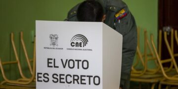 Ciudadanos ecuatorianos acuden a votar en las elecciones locales de Ecuador y el referéndum promovido por el Gobierno para reformar la Constitución hoy, en Quito (Ecuador). EFE/ José Jácome