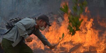Integrantes del Cuerpo de Bomberos y de Guardabosques de Cuba intentan contener un incendio en Pinares de Mayarí, en la provincia de Holguín (Foto: EFE)