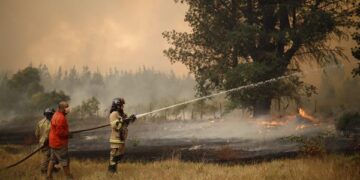 Bomberos y habitantes trabajan en apagar un incendio en Santa Juana, Chile (Foto: EFE)
