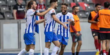 10 September 2022, Berlin: Soccer: Bundesliga, Hertha BSC - Bayer Leverkusen, Matchday 6, Olympiastadion. Hertha BSC's Suat Serdar (center) celebrates with teammates Ivan Sunjic (left) and Chidera Ejuke after scoring to make it 1:1. Photo: Andreas Gora/dpa - IMPORTANT NOTE: In accordance with the requirements of the DFL Deutsche Fußball Liga and the DFB Deutscher Fußball-Bund, it is prohibited to use or have used photographs taken in the stadium and/or of the match in the form of sequence pictures and/or video-like photo series. (MaxPPP TagID: dpaphotossix008088.jpg) [Photo via MaxPPP]