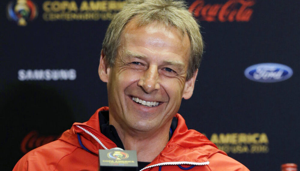 ARCHIVO - El alemán Jurgen Klinsmann, técnico de la selección estadounidense, sonríe en una conferencia de prensa durante la Copa América Centenario, el 20 de junio de 2016, en Houston (AP foto/Eric Gay, archivo)