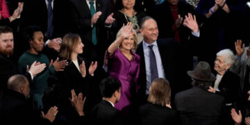 Jill Biden y Doug Emhoff se sentaron uno al lado del otro durante la presentación del presidente (Foto: Getty Images)