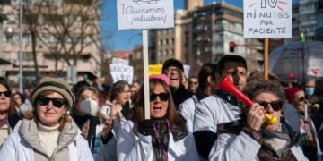 Miles de personas salieron a las calles para protestar en contra de la privatización de la sanidad pública (Foto: El País)