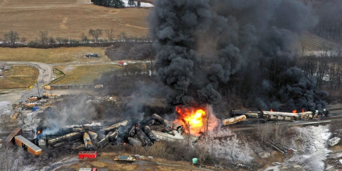 El choque de dos trenes en Ohio activó una alerta de evacuación en la población de la localidad de East Palestine (Foto: AP)