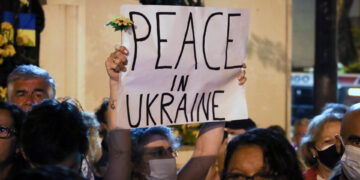 Foto de archivo de una persona que muestra un cartel en el que se lee "Paz en Ucrania" durante una protesta. EFE/ Raúl Martínez