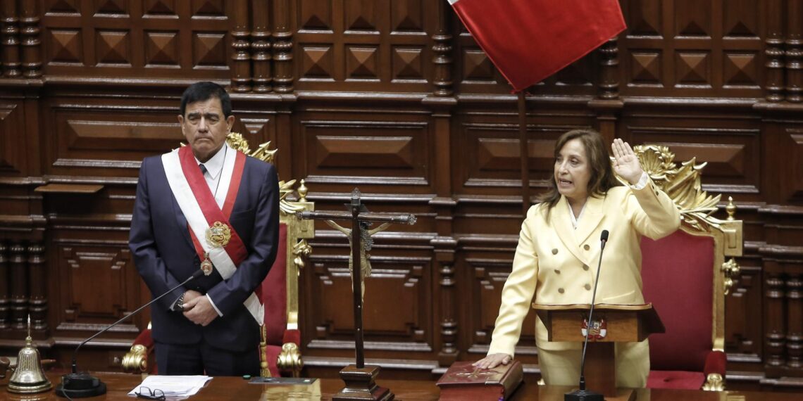 La presidenta de Perú, Dina Boluarte, y el presidente del Congreso, José Williams (i), en una fotografía de archivo. EFE/STR
