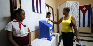 Una mujer fue registrada este domingo, 26 de marzo, al votar durante las elecciones parlamentarias nacionales, en un colegio electoral, en La Habana (Cuba). EFE/Ernesto Mastrascusa