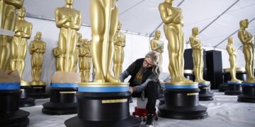 Las estatuas de los Oscars se encuentran en una carpa mientras se trabaja en los preparativos para la 95ª ceremonia anual de los Premios de la Academia (Foto: EFE)