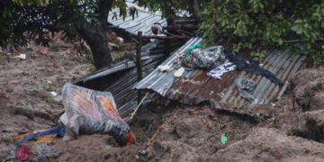 Al menos 70 personas murieron en Malaui y Mozambique por las lluvias torrenciales y los fuertes vientos provocados por el ciclón Freddy, que está siguiendo una trayectoria en bucle poco común y regresó de nuevo al sur de África. |