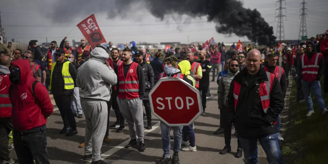 Los sindicatos han convocado para el miércoles de forma unitaria una novena jornada de movilización con paros y manifestaciones en todo el país para forzar (Foto: AP / Daniel Cole)