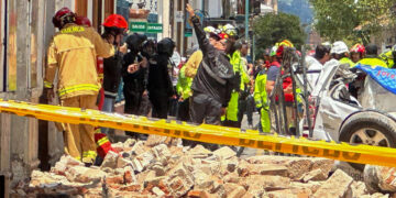 Personas observan los daños ocasionados por el sismo de magnitud 6,5 en la escala abierta de Richter en la ciudad de Cuenca (Ecuador). EFE/Robert Puglla