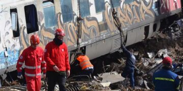 La noche del 28 de febrero un tren de pasajeros chocó frontalmente con un mercancías al norte de la ciudad de Larisa (Foto: EFE)