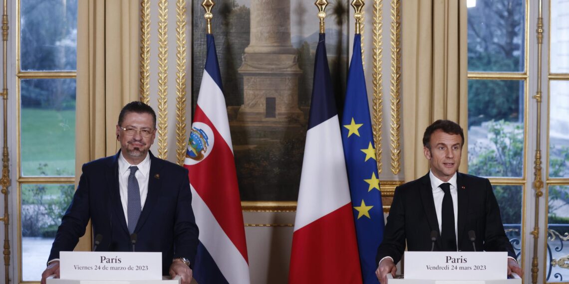 El presidente de Francia, Emmanuel Macron (D), y el presidente de Costa Rica, Rodrigo Chaves Robles (I), realizan una declaración conjunta en el Palacio del Elíseo de París este viernes. EFE /EPA/YOAN VALAT / POOL