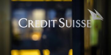 Fotografía de archivo en la que se registró un logo del banco suizo Credit Suisse, a la entrada de una de sus sedes, en Zurich (Suiza). EFE/Michael Buholzer