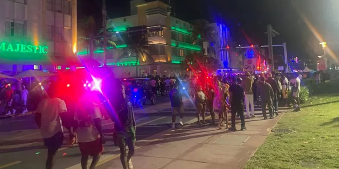 Se ve a policías y peatones caminando por Ocean Drive en South Beach el 17 de marzo de 2023 en Miami. (Foto: CNN)