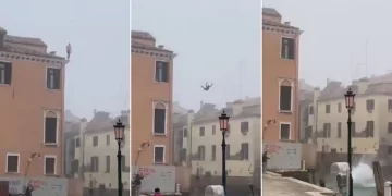 En el video, se puede ver a la persona, vestida solo con calzoncillos, saltando desde la azotea de un edificio hacia un canal. (Foto:CNN)