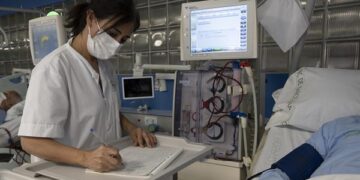 Una sanitaria del Hospital Clínic de Barcelona trabaja tomando notas a mano este lunes después del ciberataque (foto: EFE)