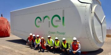 Trabajadores de Enel al lado de una góndola de un aerogenerador durante la construcción de la planta eólica más grande del Perú: Wayra. Foto: Facebook/@EnelPeru
