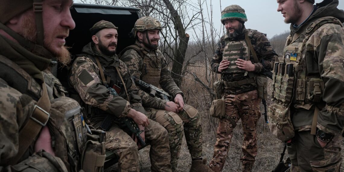 Miembros de las Fuerzas Armadas de Ucrania en un lugar no revelado cerca de la ciudad de Bajmut, en el este de Ucrania, el 17 de marzo pasado, en medio de la invasión de Rusia. EFE/EPA/MARIA SENOVILLA