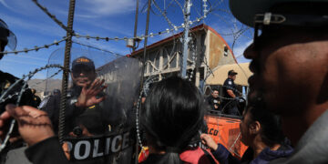 Policías estadounidenses acuden a controlar una protesta de cientos de migrantes hoy, en el Puente internacional Paso del Norte en Ciudad Juárez hoy, en Ciudad Juárez (México). EFE/ Luis Torres