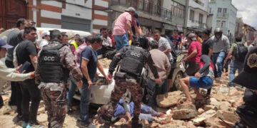 Un sismo de magnitud 6,5 que sacudió el sur de Ecuador y alcanzó a su vecino Perú dejó al menos 14 muertos, varios heridos y daños en edificaciones, según un balance oficial (Foto: EFE)