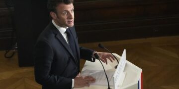 El presidente francés, Emmanuel Macron, pronunció un discurso en homenaje a la figura feminista y abogada francesa Gisele Halimi en el Día Internacional de la Mujer en el Tribunal de Apelación en París (Foto: EFE)