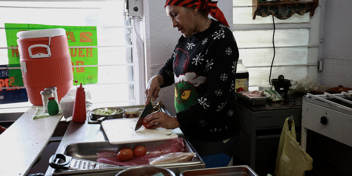 La migrante venezolana Angélica Colmenares trabaja en un negocio de comida rápida, el 24 de marzo de 2023 en Ciudad Juárez, Chihuahua (México). EFE/Luis Torres