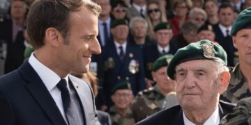 El presidente de Francia, Emmanuel Macron, en el cumpleaños número 100 del veterano Léon Gautier. Foto: Facebook/@EmmanuelMacron