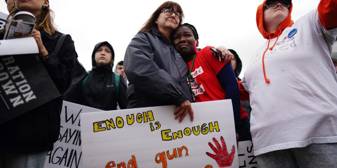 Activistas participan en una manifestación para exigir la prohibición de las armas de asalto, en el National Mall, Washington, este 24 de marzo de 2023. EFE/EPA/Will Oliver