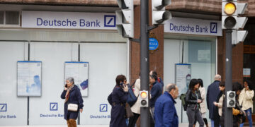 Una sucursal del Deutsche Bank este viernes en Bilbao (España). EFE/Luis Tejido