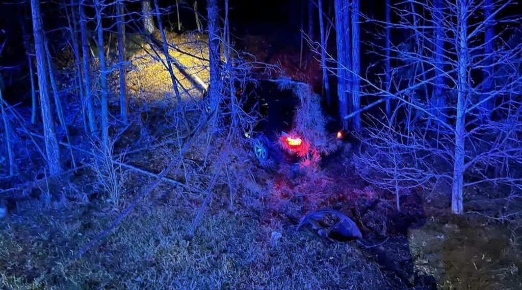 Intento de ocultar un vehículo en un bosque para evitar un operativo policial. Foto: FB/FairburnPD.