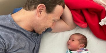 La recién nacida Aurelia Chan Zuckerberg junto a su padre Mark. Fotos: Facebook/@zuck