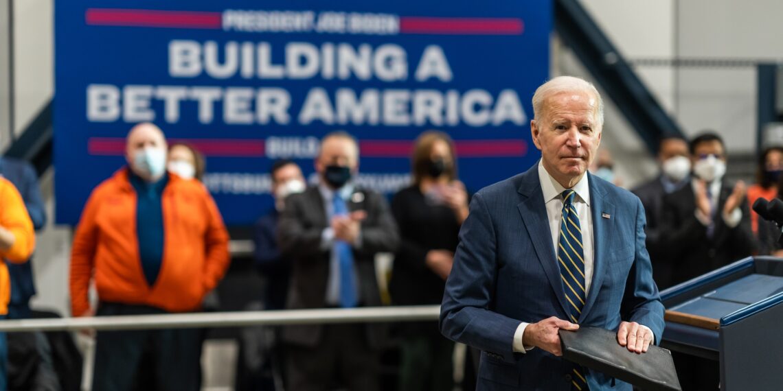 El presidente Joe Biden sale después de pronunciar comentarios sobre Building a Better America, el viernes 28 de enero de 2022, en Mill 19 en Pittsburgh, Pensilvania. (Foto oficial de la Casa Blanca por Adam Schultz).