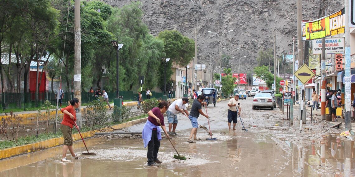 Residentes colaboran para reparar una vía afectada por el ciclón Yaku, en el distrito de Chaclacayo en Lima (Perú). imagen de archivo. EFE/ Paula Bayarte